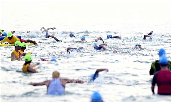 Athletes participate in swimming event at IRONMAN 70.3 Da Nang 2025 (Photo: VNA)