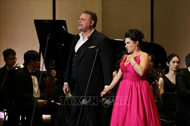 World-class opera stars perform at the Ho Guom Opera (Photo: VNA)
