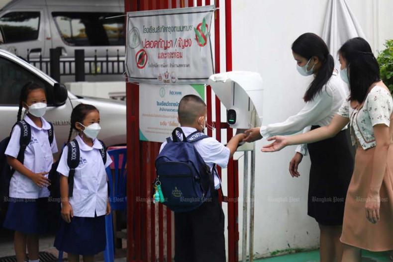 Students arrive at Wat Ratchanatda School in Bangkok. (Photo: Bangkok Post) 