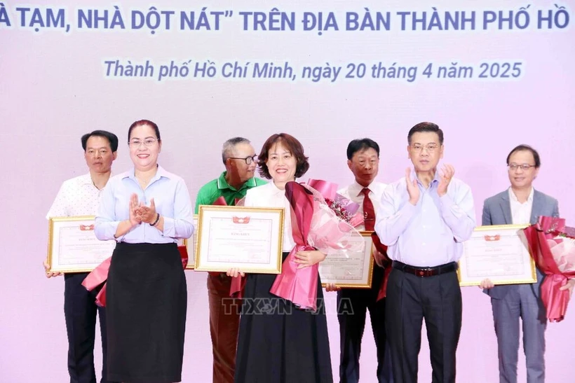 Certificate of merit presented to VIB for supporting housing programme for disadvantaged households in HCM City (Photo: VNA) 