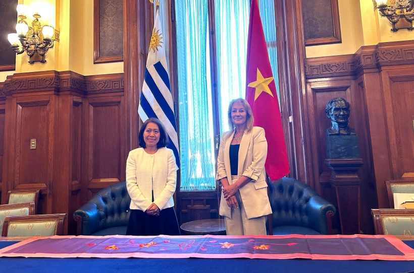 Vietnamese Ambassador to Uruguay Ngo Minh Nguyet and Vice President-elect Carolina Cosse (Photo: VNA)