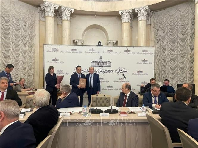  Prof. Acad. Chau Van Minh received the prestigious title from Prof. Acad. Gennedy Krasnikov, President of the Russian Academy of Sciences and Hero of Labour of the Russian Federation. (Photo: TVNA)