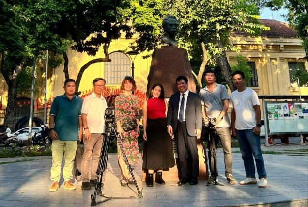 The film crew in Hanoi. (Photo: VTV) 