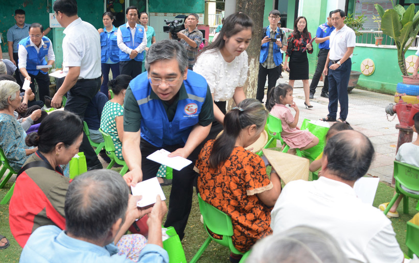 The Ho Chi Minh City delegation presents assistance to low-income households in Phu Xuan ward of Hue city. (Photo: VNA)