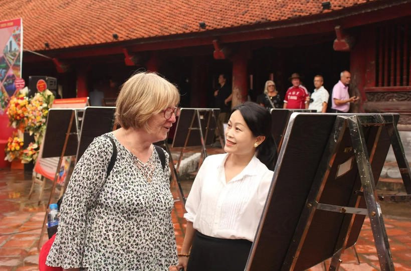  Nicholl, a visitor from London at the exhibition (Photo: kinhtedothi.vn)