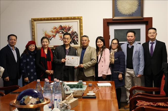 Representative of the Vietnamese Embassy in Germany and the Executive Committee of the Vietnamese Associations hold a meeting to review two fundraising campaigns supporting flood-affected compatriots. (Photo: VNA)