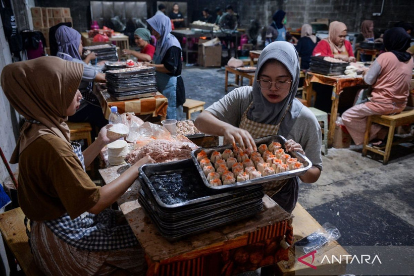 Workers prepare dim sum at a micro enterprise in South Tangerang, Banten, Indonesia, July 30, 2025. (Photo: ANTARA)