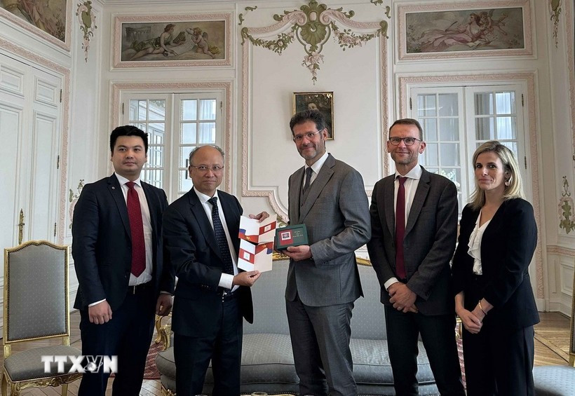 Prefect Xavier Delarue receives the Vietnamese Embassy delegation led by Ambassador Dinh Toan Thang. (Photo: VNA)