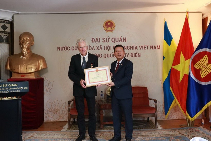 Ambassador Tran Van Tuan (R) presents the “For the Cause of Culture, Sports and Tourism” insignia to Swedish filmmaker Bo Öhlén. (Source: Embassy of Vietnam in Sweden)