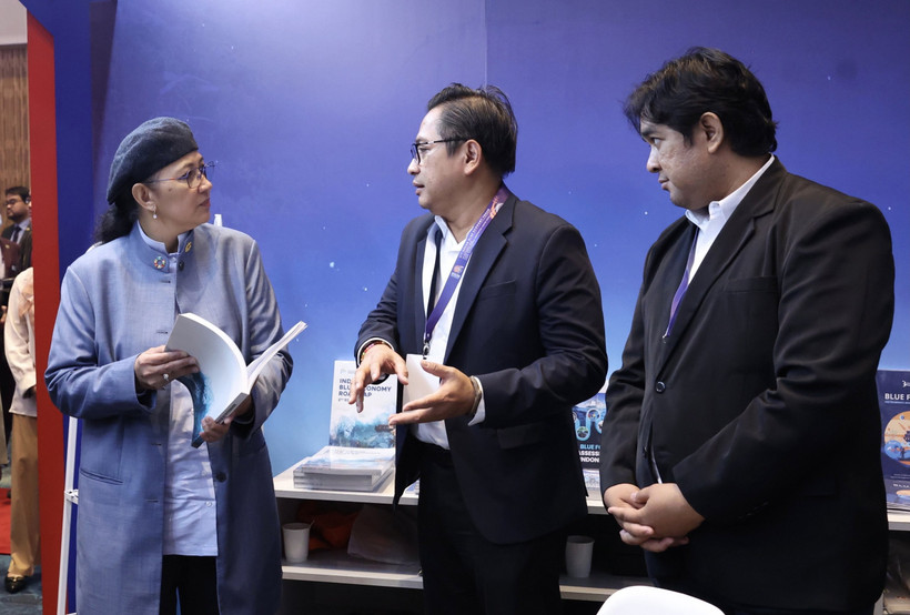 Hanifah (left) visiting the exhibition booths after officiating the ASEAN Blue Economy Forum at the Sabah International Convention Centre (Photo: Bernam). 