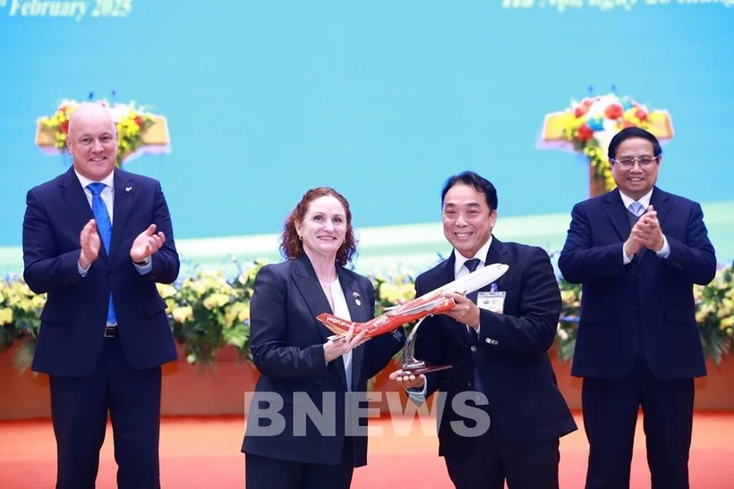 New Zealand Ambassador to Vietnam Caroline Beresford hands over the Certificate of opening new routes to New Zealand to Vietjet representative Nguyen Anh Tuan, Vice Chairman of the Board of Directors, in the presence of the Prime Ministers of Vietnam and New Zealand. (Photo: VNA)