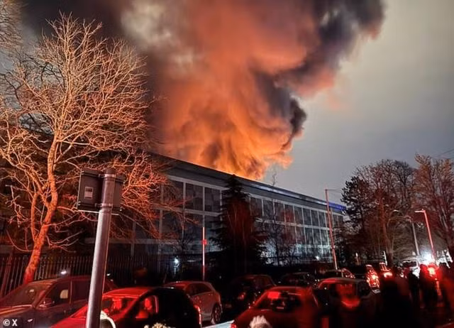A large fire breaks out near Heathrow Airport. (Photo: nguoiduatin)