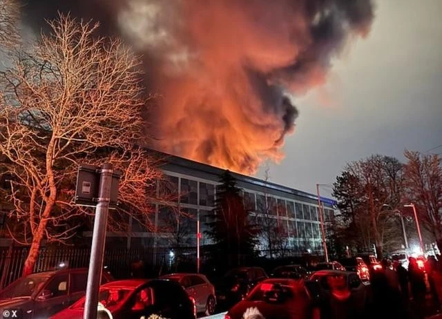 A large fire breaks out near Heathrow Airport. (Photo: nguoiduatin)