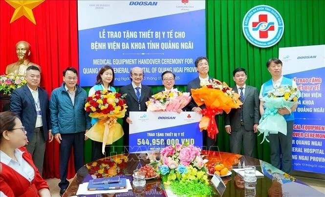 Representatives of ChungAng University Hospital (RoK) and Doosan Vina present medical supplies to General Hospital of Quang Ngai province (Photo: VNA)