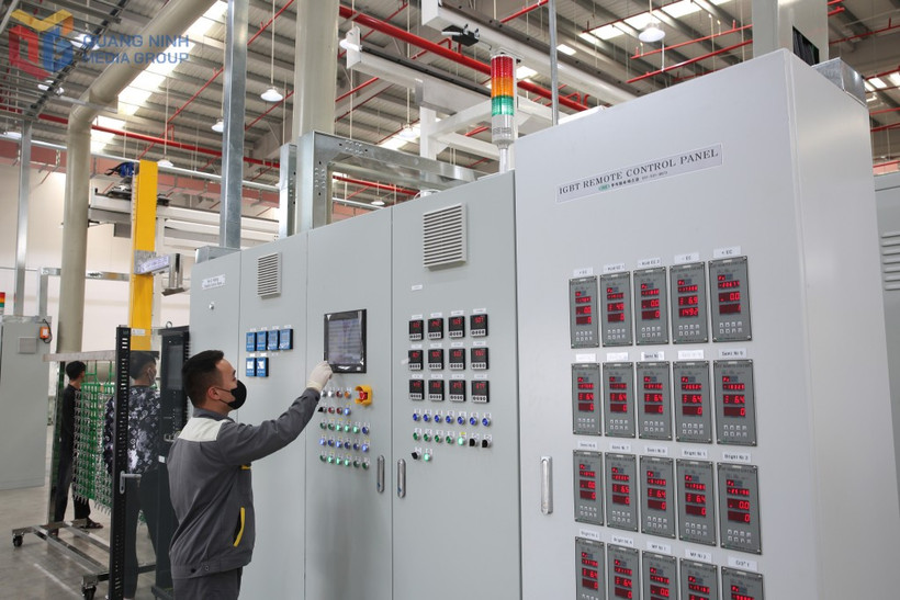 Workers assemble and complete the car seatbelt production line at SAP Vina Co., Ltd., Song Khoai Industrial Park. (Photo: VNA) 