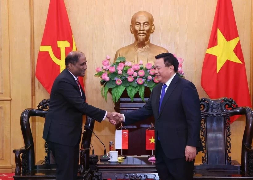 Politburo member and President of the Ho Chi Minh National Academy of Politics (HCMA) Nguyen Xuan Thang (R) and Singaporean Ambassador to Vietnam Jaya Ratnam (Photo: VNA)