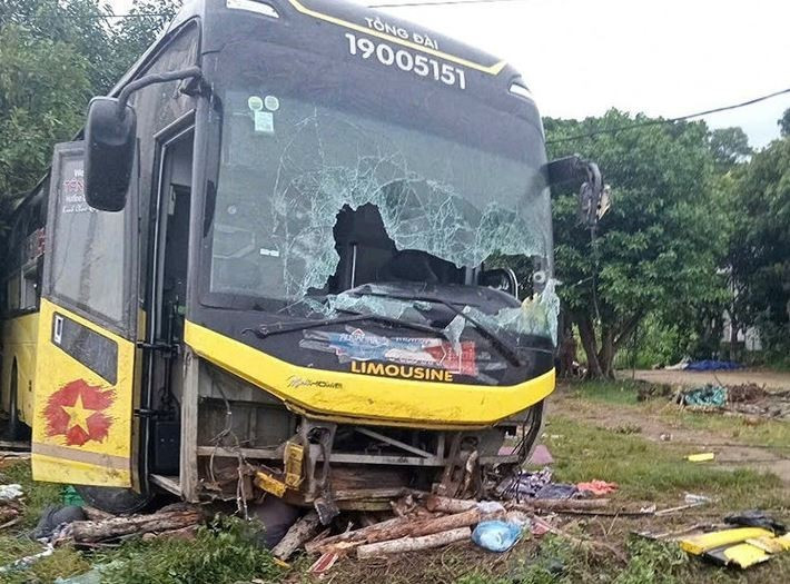 Sleeper bus crash in Ha Tinh province leaves nine dead and 16 injured. (Photo: VNA) 
