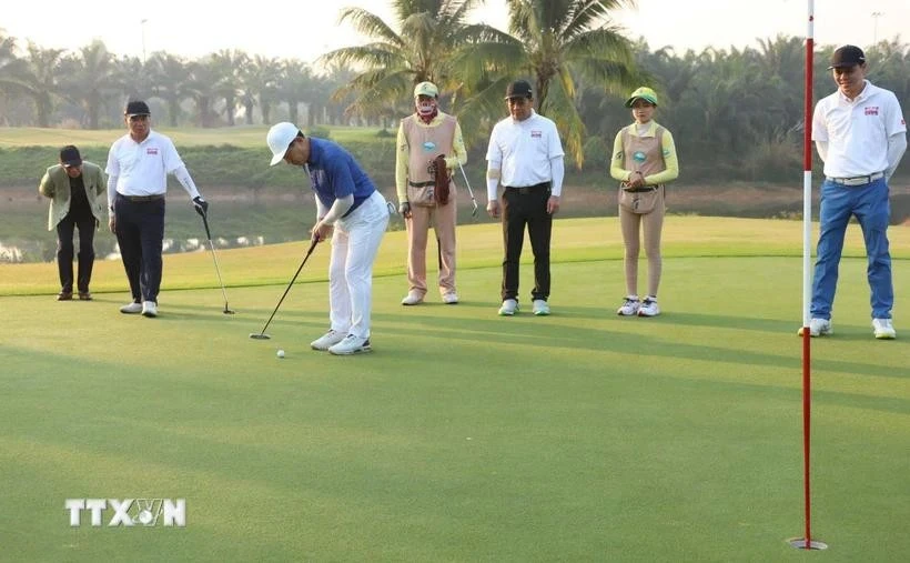 Participants in the golf tournament. (Photo: VNA)