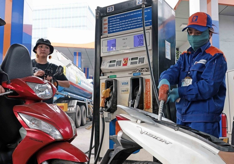 Domestic fuel prices cut in the latest adjustment. (Photo: VNA)
