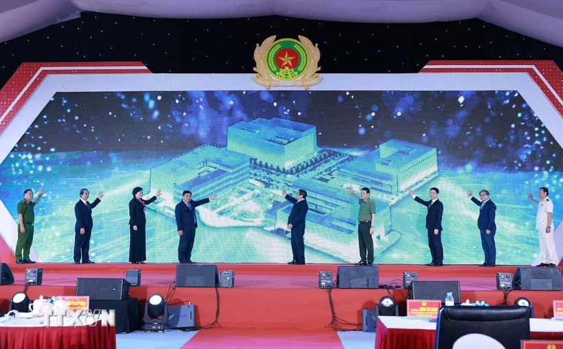 Prime Minister Pham Minh Chinh (centre) and officials mark the inauguration of National Data Centre No. 1 at Hoa Lac Hi-Tech Park in Hanoi on August 18, 2025. (Photo: VNA)