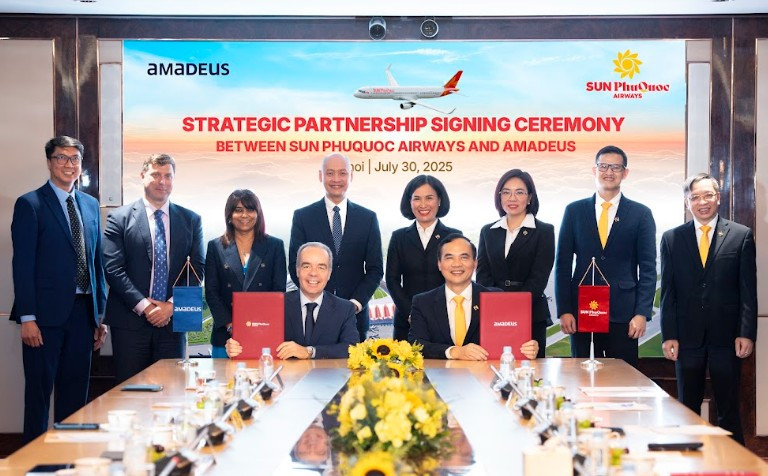 At the strategic partnership signing ceremony between Sun PhuQuoc Airways and Amadeus. (Photo: Sun Group)