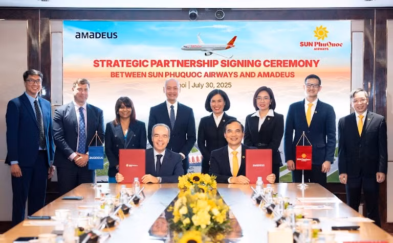 At the strategic partnership signing ceremony between Sun PhuQuoc Airways and Amadeus. (Photo: Sun Group)