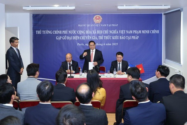 Prime Minister Pham Minh Chinh meets with OV intellectuals in Paris on June 10 (Photo: VNA)