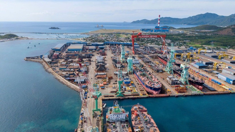 HD Hyundai Vietnam’s shipyard is promoting the development of a logistics and support-service value chain around the Van Phong area. (Photo: nhandan.vn)