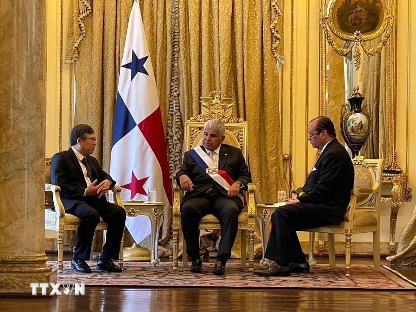 Vietnamese Ambassador to Mexico and concurrently to Panama Nguyen Van Hai presents the Letter of Credence from President Luong Cuong to Panamanian President José Raúl Mulino Quintero. (Photo: VNA)