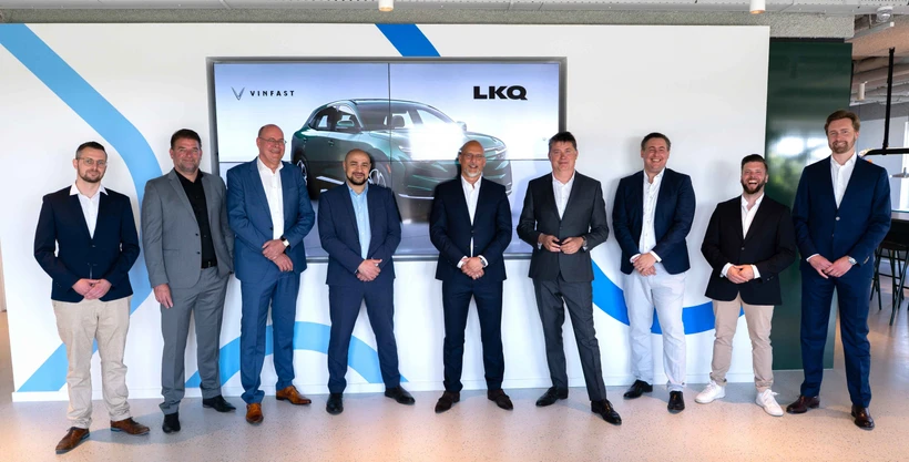 Representatives of VinFast Europe and LKQ Netherlands announce a strategic partnership to develop a comprehensive, high-quality maintenance and after-sales service network across the Netherlands. (Photo: vinfastauto.com) 