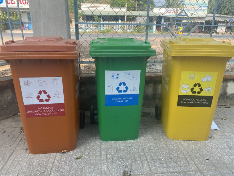 Each location is equipped with three bins for residents to sort waste at source. (Photo: baotayninh.vn) 