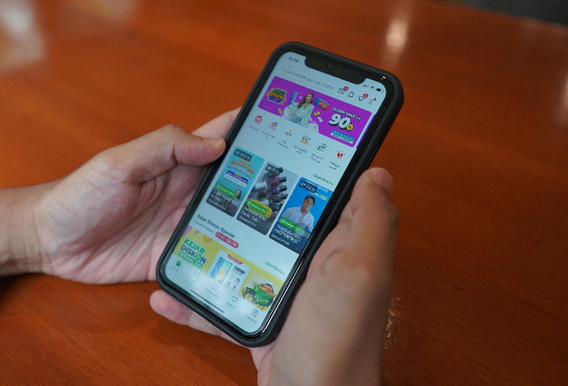 A person shops online on Tokopedia. (Photo Courtesy of Tokopedia)