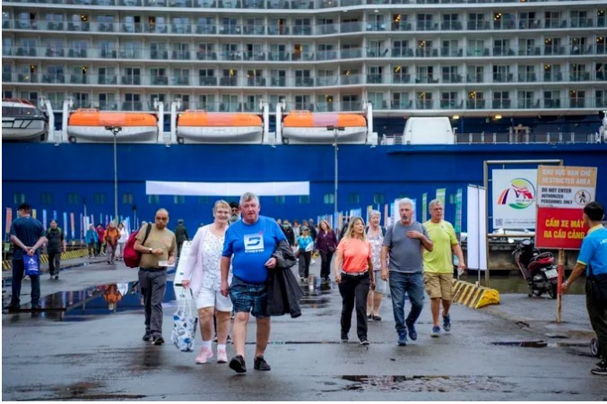 Cruise tourists in Vietnam (Photo : Sai Gon Giai Phong)