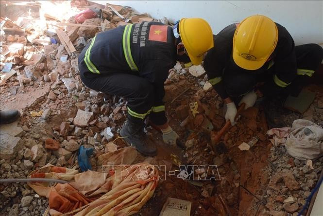 Vietnamese rescue team recovers another earthquake victim in Myanmar (Photo: VNA)