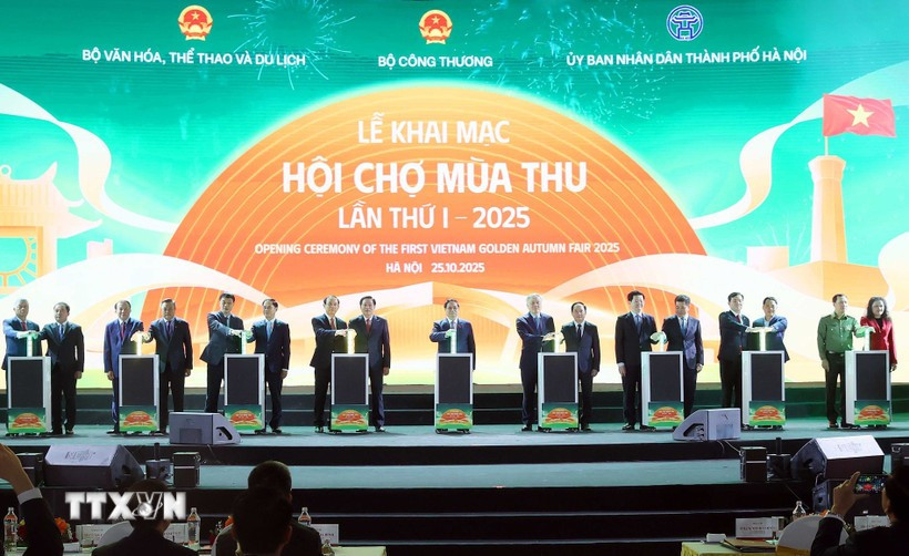 Prime Minister Pham Minh Chinh and delegates perform the opening ceremony of the first Autumn Fair 2025 (VNA) 