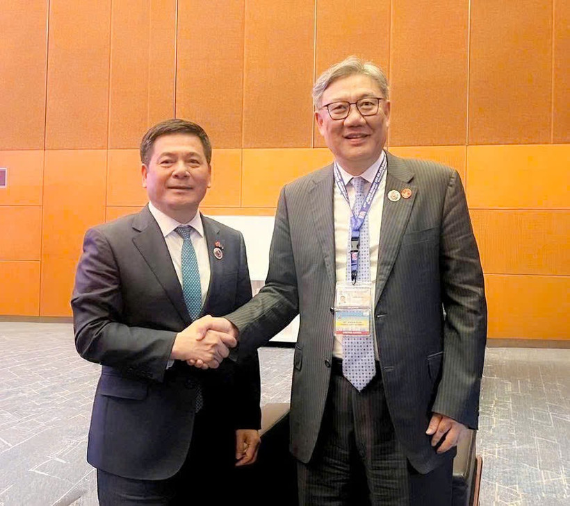 Minister of Industry and Trade Nguyen Hong Dien meets with Chinese Minister of Commerce Wang Wentao on the sidelines of the 47th ASEAN Summit in Malaysia on October 27. (Photo: moit.gov.vn) 