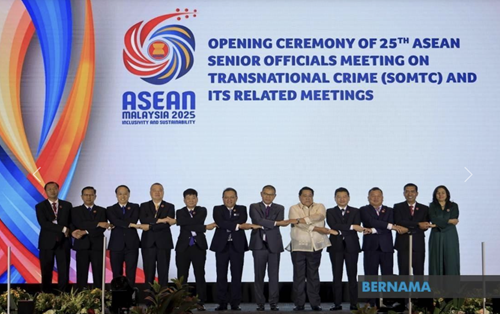 Representatives of ASEAN member countries pose for a photo at the opening ceremony of the 25th ASEAN Senior Officials Meeting on Transnational Crime (SOMTC) and its related meetings. (Photo: Bernama) 