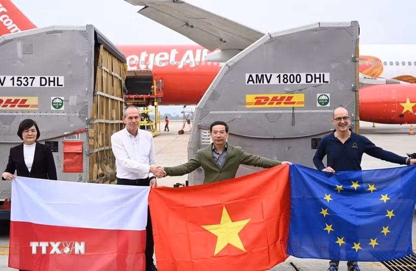 Officials at the handover ceremony for the aid shipment (Photo: Courtesy of the Embassy of Poland) 