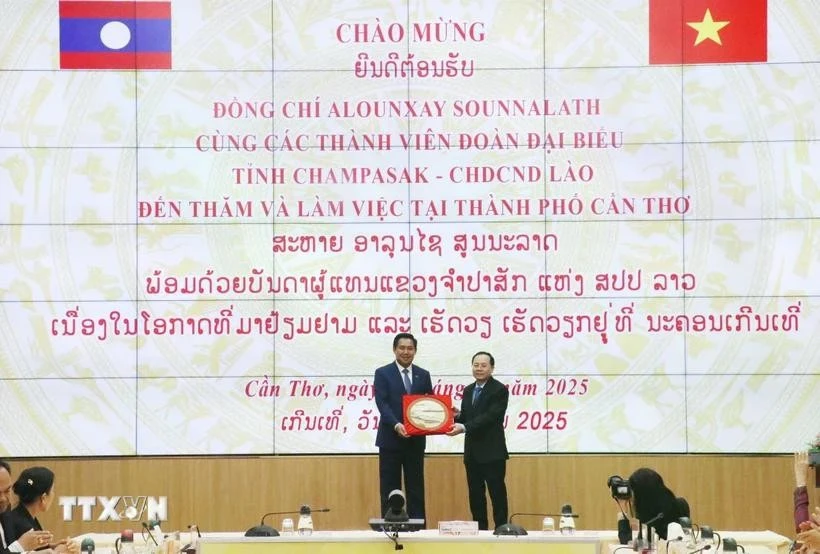 Secretary of the Can Tho Party Committee Nguyen Van Hieu and Secretary of the provincial Party Committee and Governor of Champasak Alounxay Sounnalath at their meeting on January 14. (Photo: VNA)