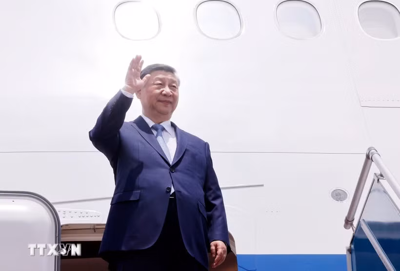 The top Chinese leader Xi Jinping arrives in Hanoi on April 14 noon, beginning his two-day state visit to Vietnam at the invitation of General Secretary of the Communist Party of Vietnam Central Committee To Lam and State President Luong Cuong. (Photo: VNA) 