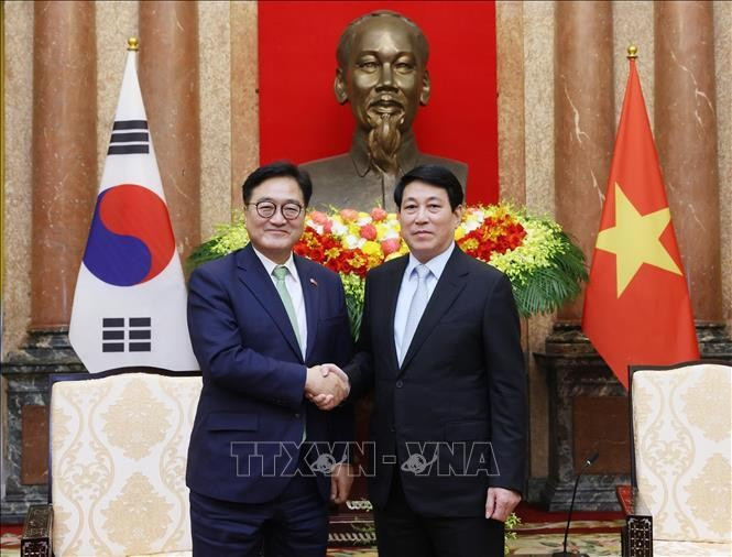 State President Luong Cuong (right) and Speaker of the National Assembly of the Republic of Korea Woo Won Shik at their meeting in Hanoi on November 21, 2025 (Photo: VNA)