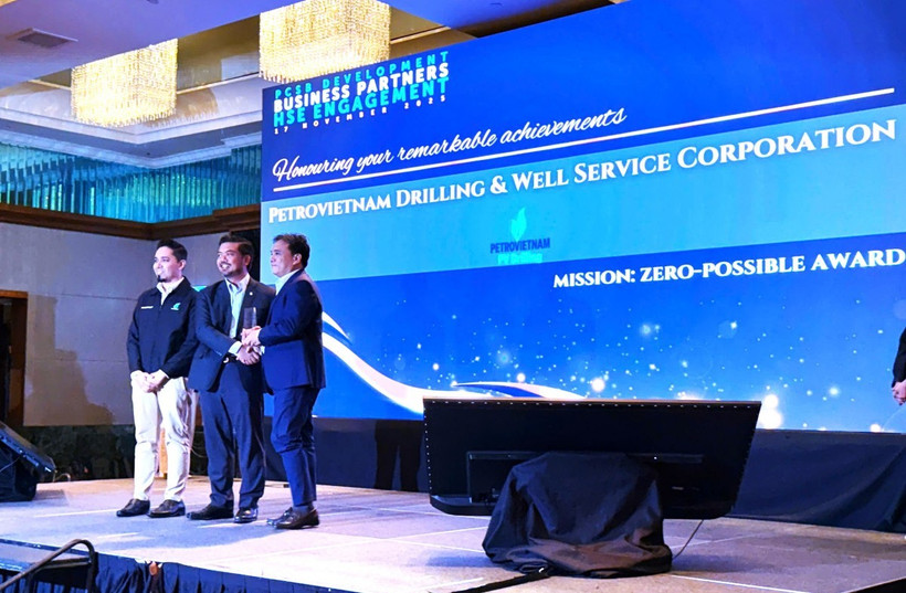 PV Drilling CEO Nguyen Xuan Cuong receives ‘Mission: Zero Possible’ award in Malaysia. (Photo: nangluongvietnam.vn)