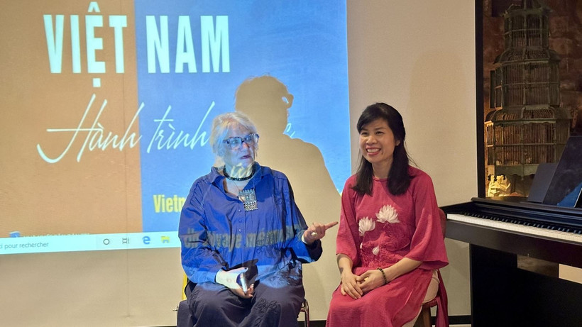 Dominique de Miscault and Dr Hoang Thi Hong Ha introduce the photography book "Vietnam - Un voyage mémoriel". (Photo: VNA)