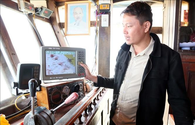 Fishing vessel owners have also proactively installed auxiliary devices to ensure backup connectivity in case their VMS equipment encounters problems at sea. (Photo: VNA)
