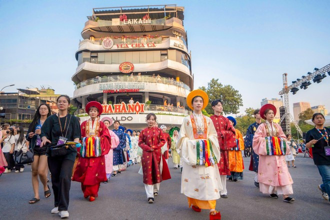 Nearly 500 people participate in the Vietnamese Traditional Costume Day as part of the Hanoi Creative Design Festival 2024. (Photo: VNA)