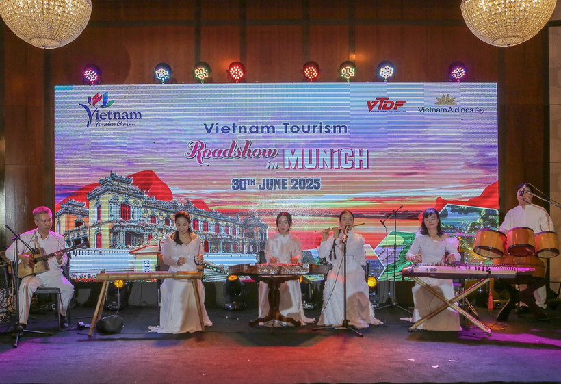 A performance of traditional musical instruments of Vietnam the tourism promotion event in Munich on June 30. (Photo: VNA)