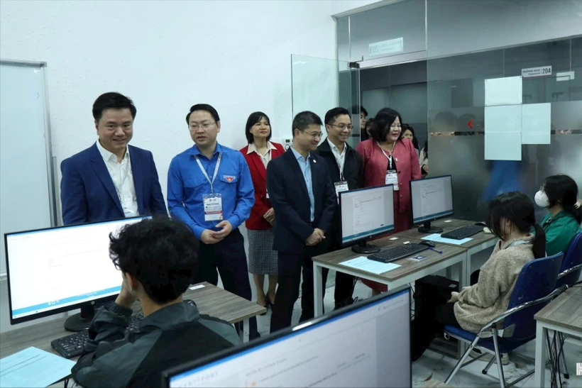 Representatives of the organising board encourage candidates before the national qualifying round. (Photo: hanoimoi.vn)