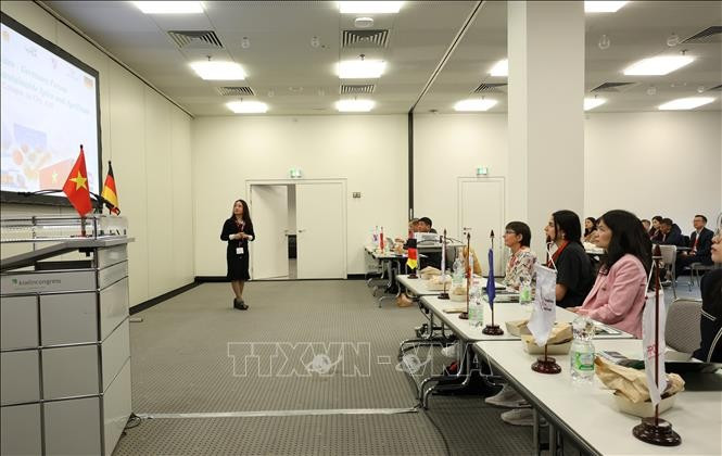 Hoang Thi Lien, Chairwoman of Vietnam Pepper and Spice Association (VPSA), introduces Vietnam’s pepper and spice industry at the forum. (Photo: VNA) 