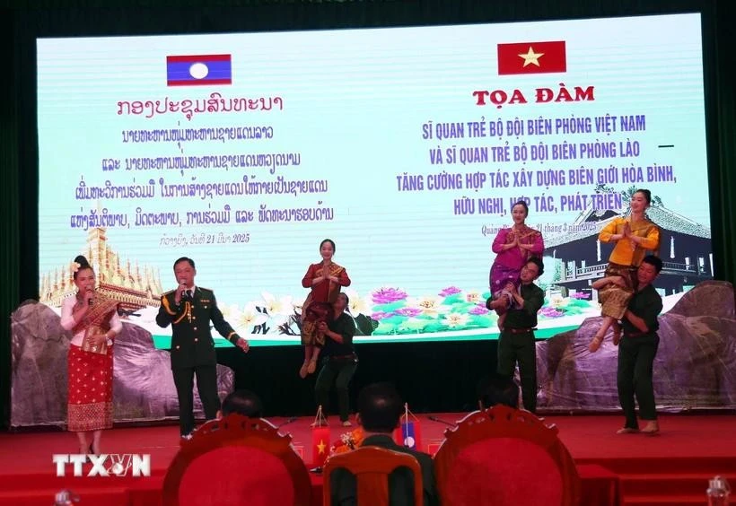 Vietnamese and Lao young border guar officers perform at the event. (Photo: VNA)