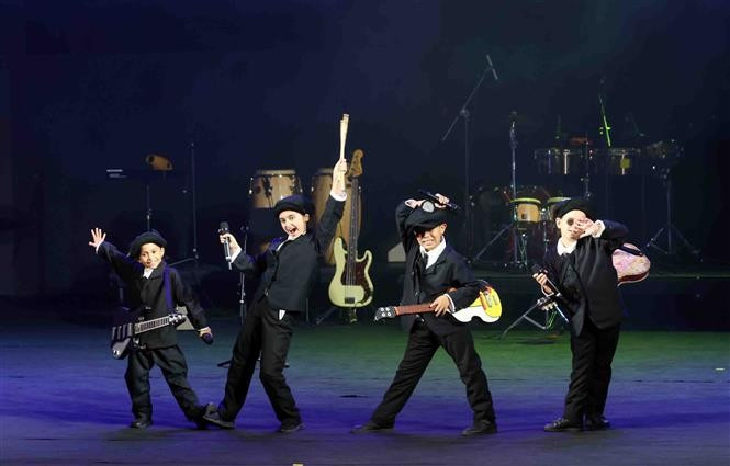 A performance by the Cuban children’s theater troupe La Colmenita at the show in Hanoi (Photo: VNA)